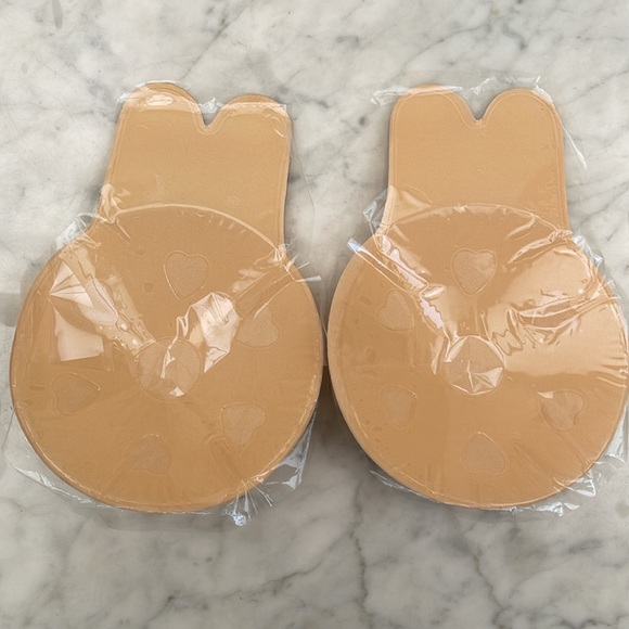 COPY - COPY - NWT women’s silicon invisible lift bra with nipple cover set size… - Picture 5 of 12